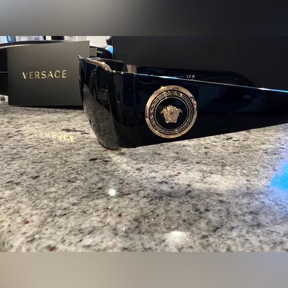 Versace Gold and Black NEW Sunglasses 🕶 Excellent condition. - Picture 3 of 5